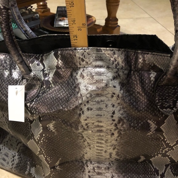 Large Women’s Travel Bag NWT - Picture 6 of 7